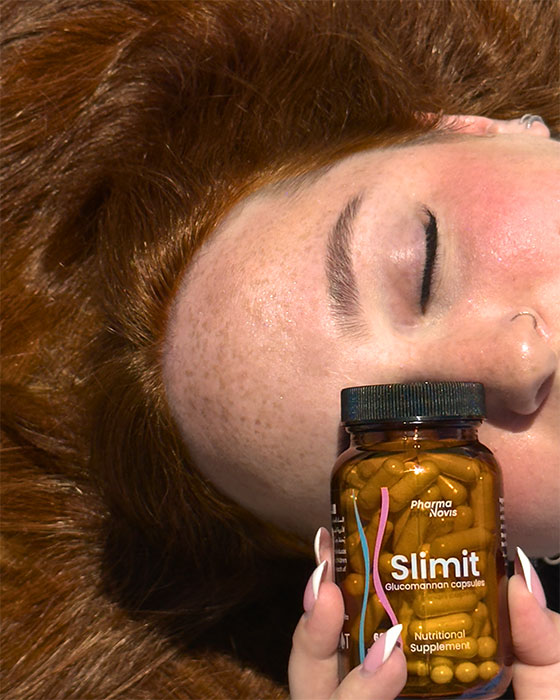 בחורה עוצמת עיניים ומחזיקה בקבוק SLIMIT