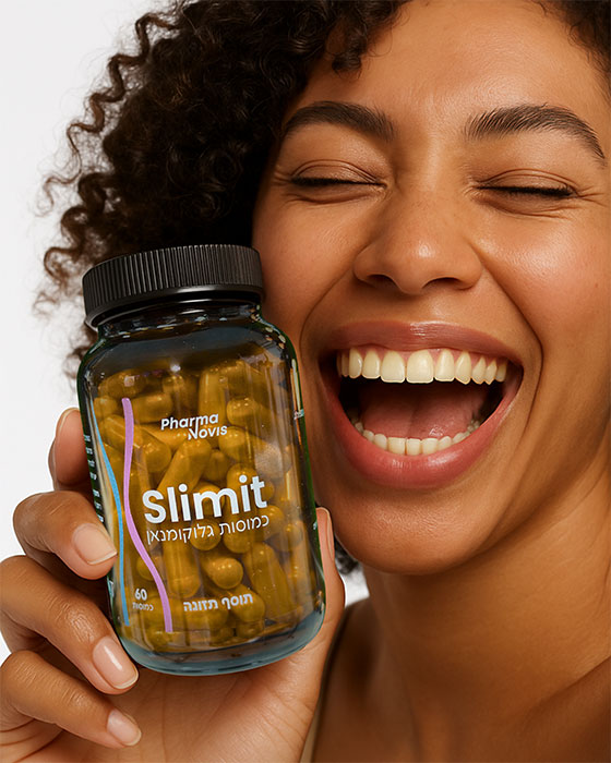 בחורה עם תלתלים מחזיקה צנצנת של SLIMIT